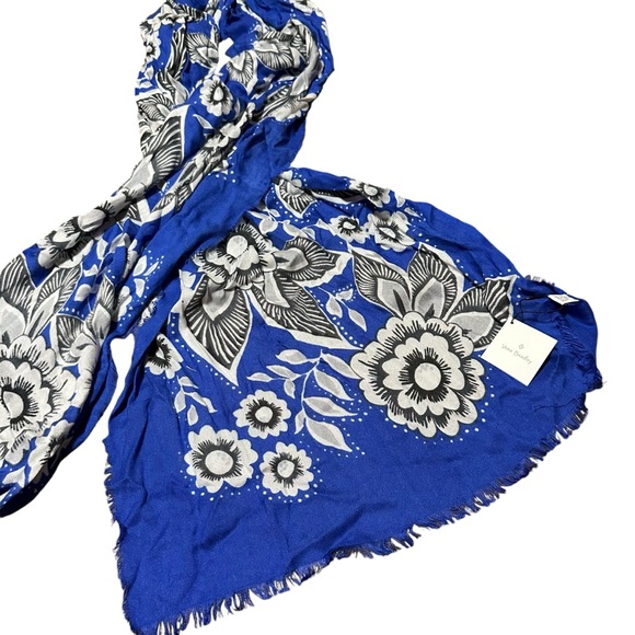 Vera Bradley Woven Scarf Snow Lotus Blue White Floral Design Rectangle NWT - Picture 2 of 6